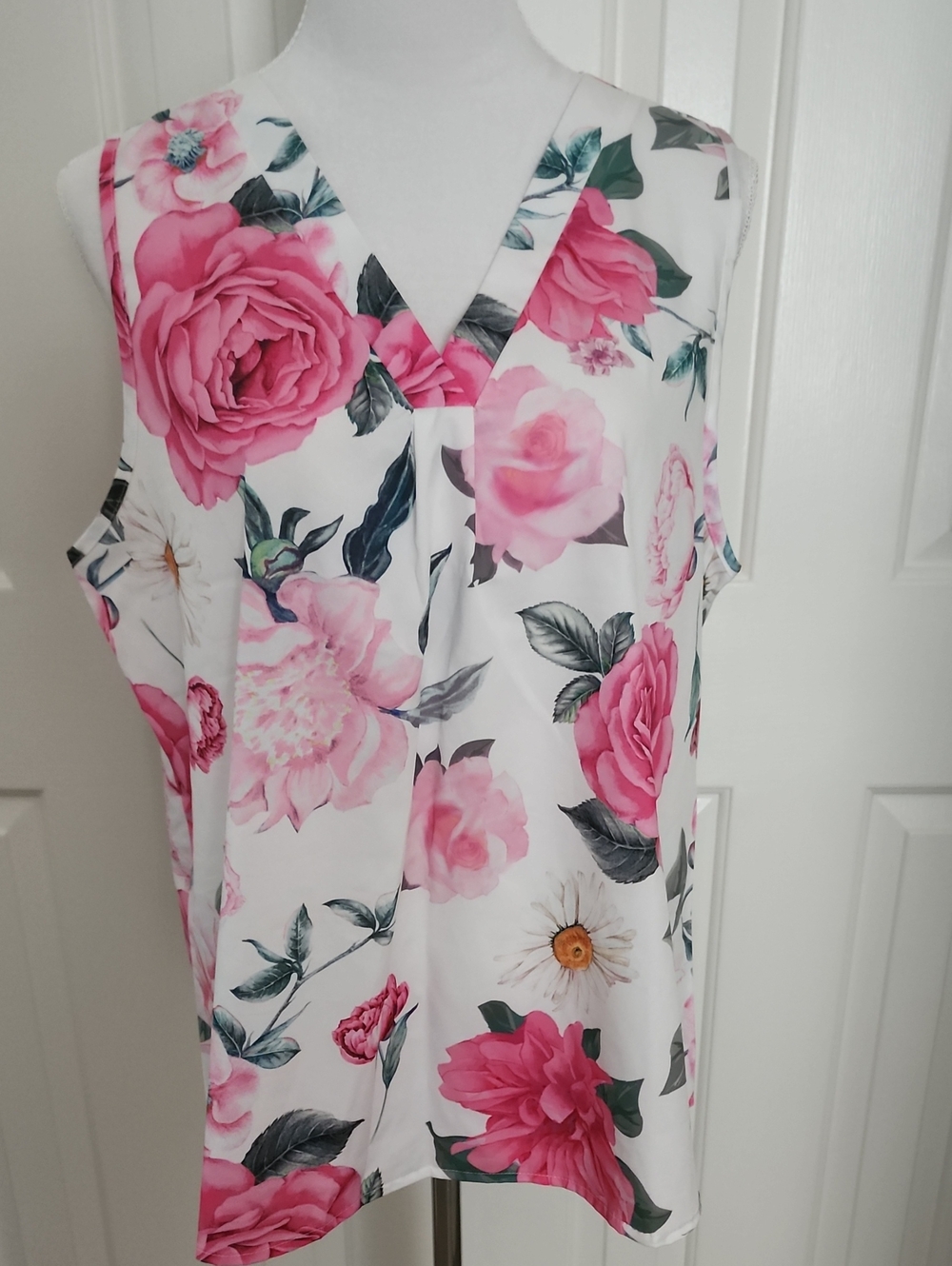 Women’s Floral V-Neck Sleeveless Camisole - White with Pink Roses